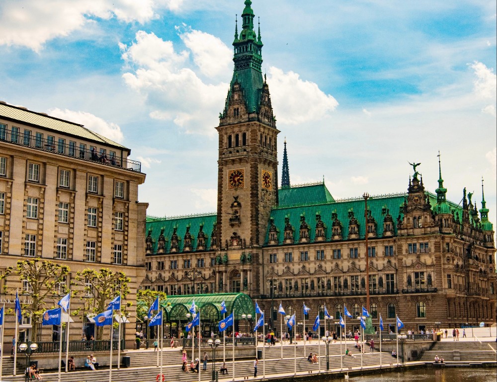 From the main train station via Mönckebergstrasse to the town hall