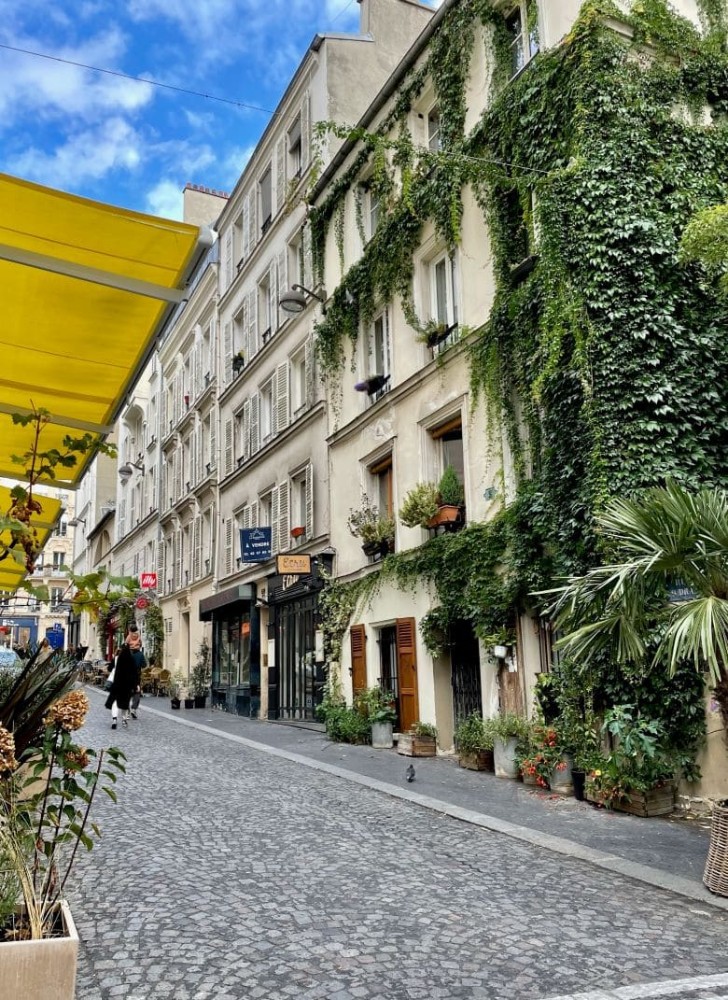 Stroll in the artist district Montmartre